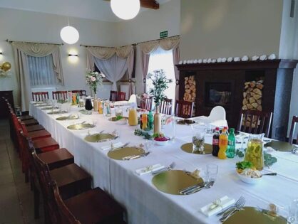 Dom weselny w Jaworznie - widok sali ze stołem